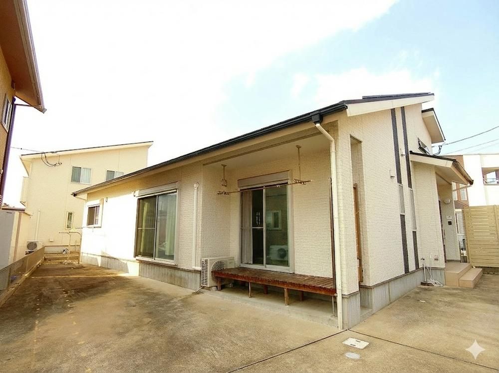 Unique Omura Home with Indoor Jungle Gym & Solar Panels - Thumbnail 2