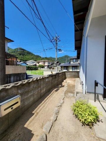 Refurbished 3LDK+S House on Corner Plot in Moji, Kitakyushu - Thumbnail 3