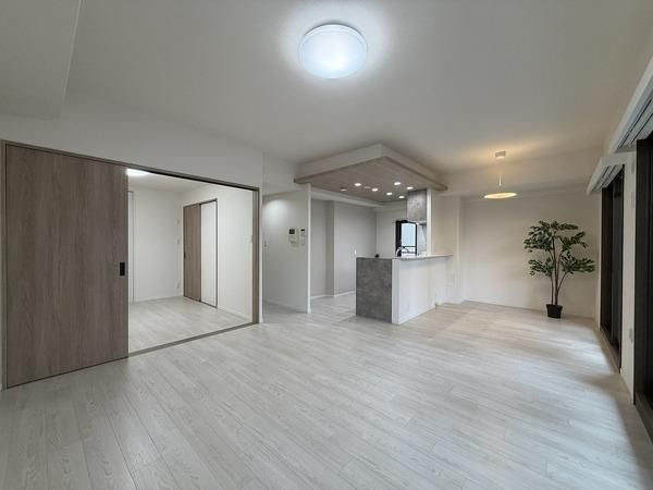 Renovated 3LDK+S Apartment Near JR Takatsuki Station, Osaka - Thumbnail 2