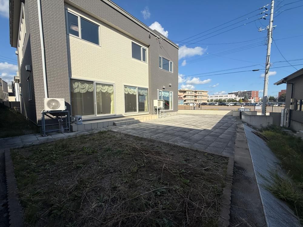 4LDK Detached House in Hakodate with Large Garden and Garage - Thumbnail 2