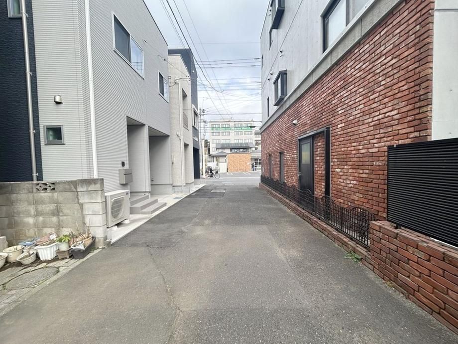 Modern 2LDK+S House for Sale in Minami-ku, Saitama - Thumbnail 3