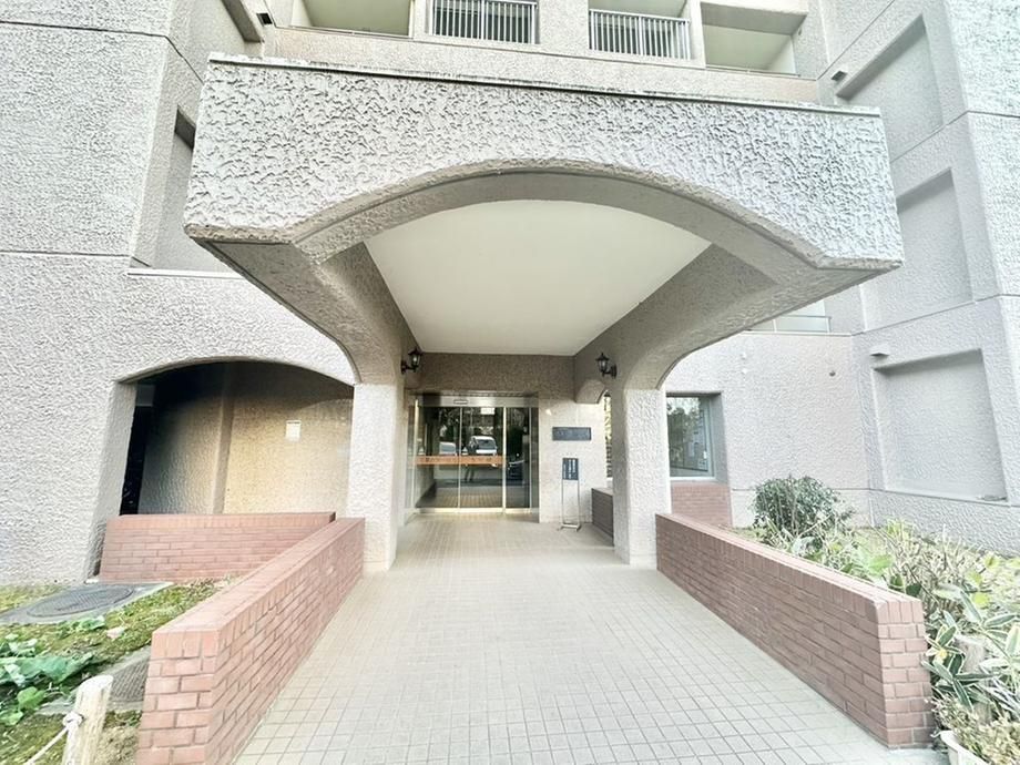 Renovated 4LDK Apartment in Yokohama's Wakabadai Danchi - Thumbnail 2