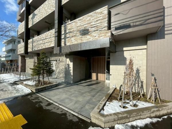 3LDK Apartment for Sale in Higashi-ku, Sapporo - 67.71 sqm - Thumbnail 2