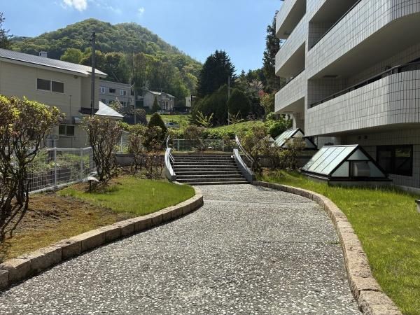 4LDK Apartment in Sapporo's Miyanomori Area | 138.19 sqm - Thumbnail 2