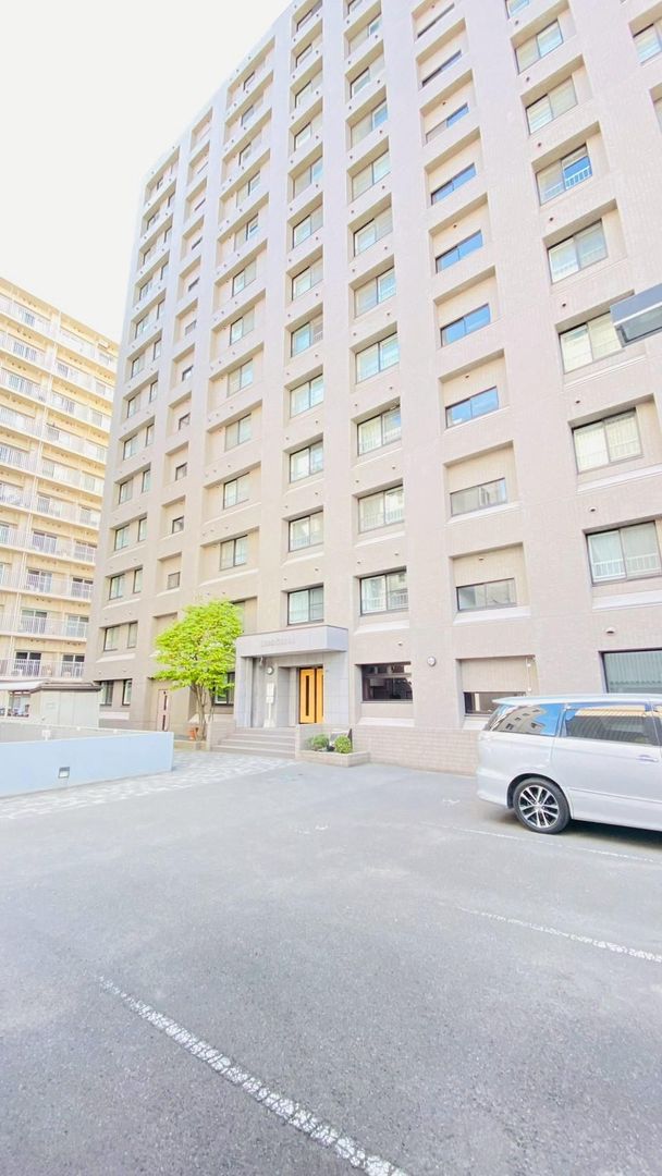 Renovated 4LDK Apartment Near Kita-12-Jo Station, Sapporo - Thumbnail 2