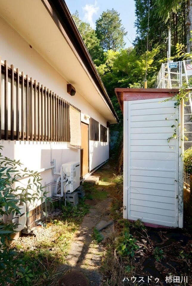 4DK House for Sale in Atami with Mountain Views and Large Garden - Thumbnail 3