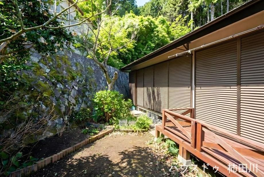 4DK House for Sale in Atami with Mountain Views and Large Garden - Thumbnail 2