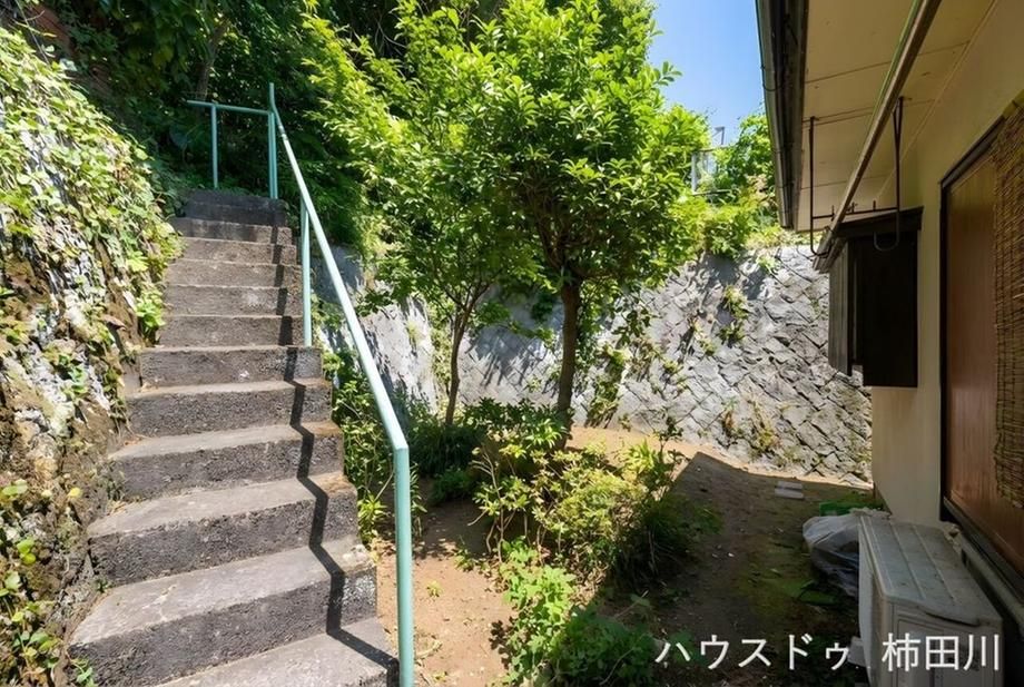4DK House for Sale in Atami with Mountain Views and Large Garden - Thumbnail 4