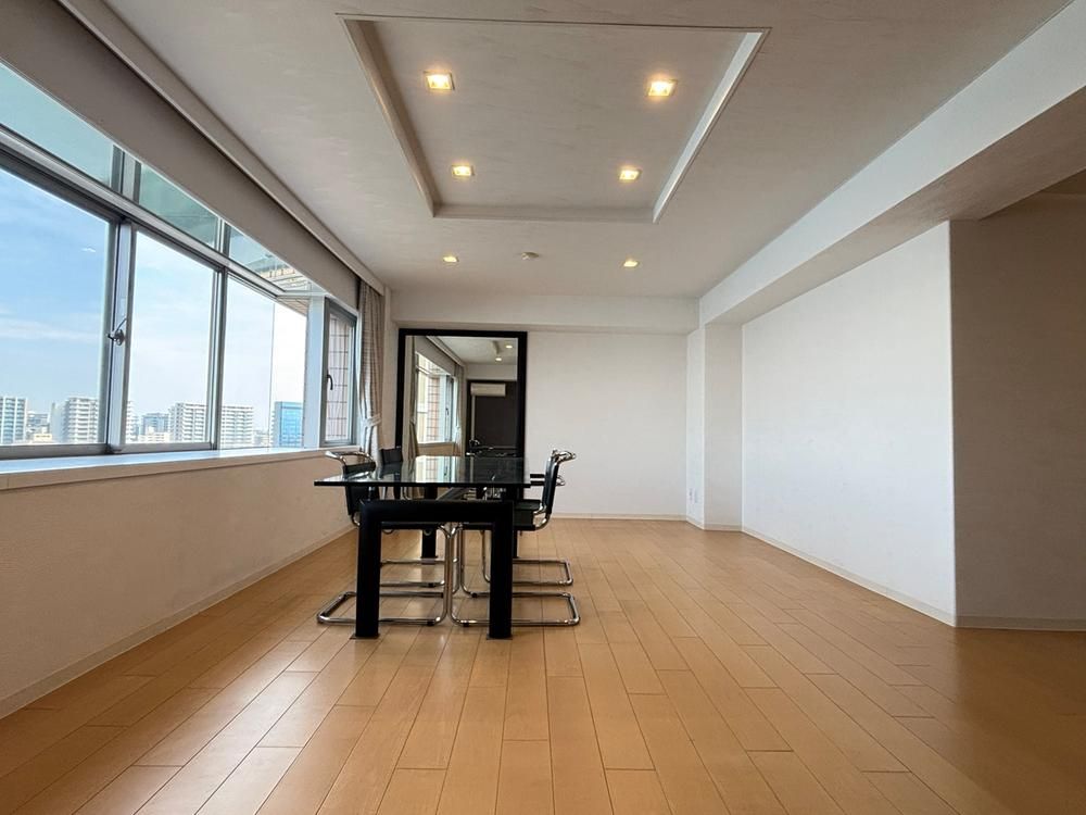 Spacious 3LDK Riverside Apartment in Miyazaki City - Thumbnail 3