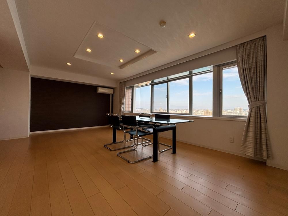 Spacious 3LDK Riverside Apartment in Miyazaki City - Thumbnail 4