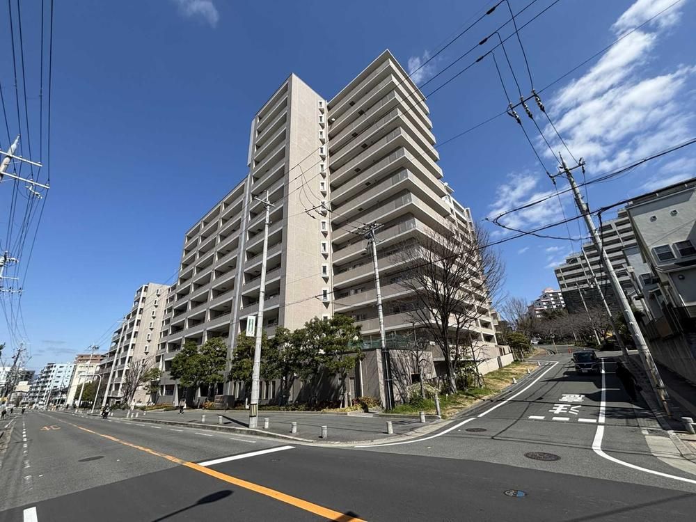 Spacious 3LDK Corner Apartment in Hirakata, Osaka - Thumbnail 2