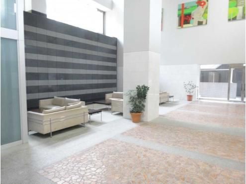 Spacious 3LDK Corner Apartment in Hirakata, Osaka - Thumbnail 3