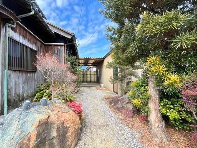 6DK House on 458m2 Corner Lot in Yokkaichi, Mie - Thumbnail 2