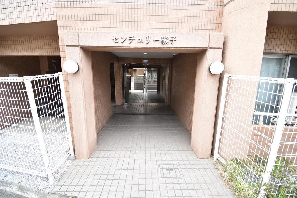 Renovated 2DK Apartment with Roof Balcony in Isogo, Yokohama - Thumbnail 3