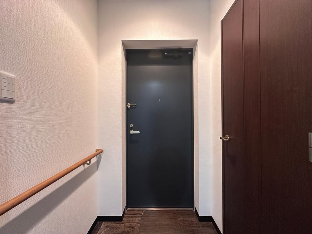 Renovated 4LDK Apartment Near Nishisen 14-Jo Station, Sapporo - Thumbnail 2
