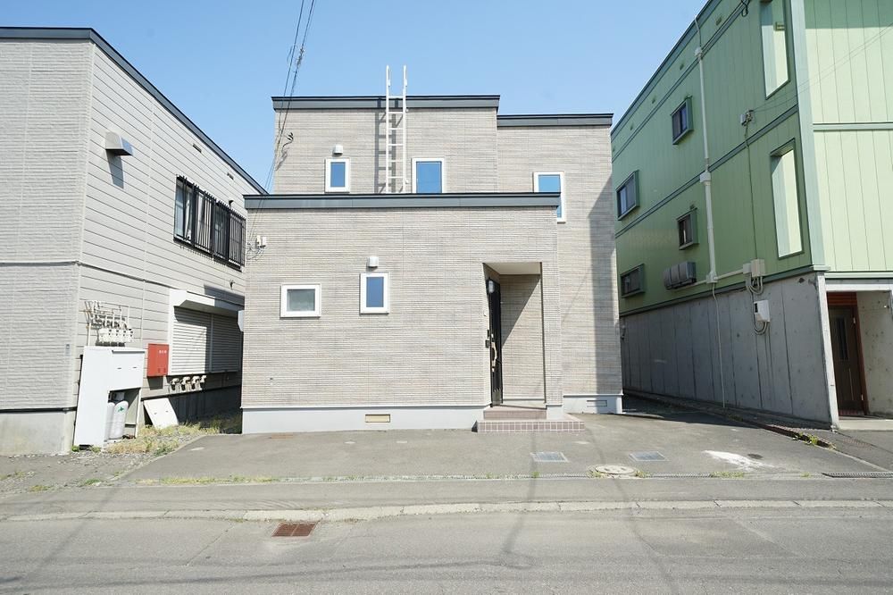 5LDK Renovated House for Sale in Higashi Ward, Sapporo - Image 1