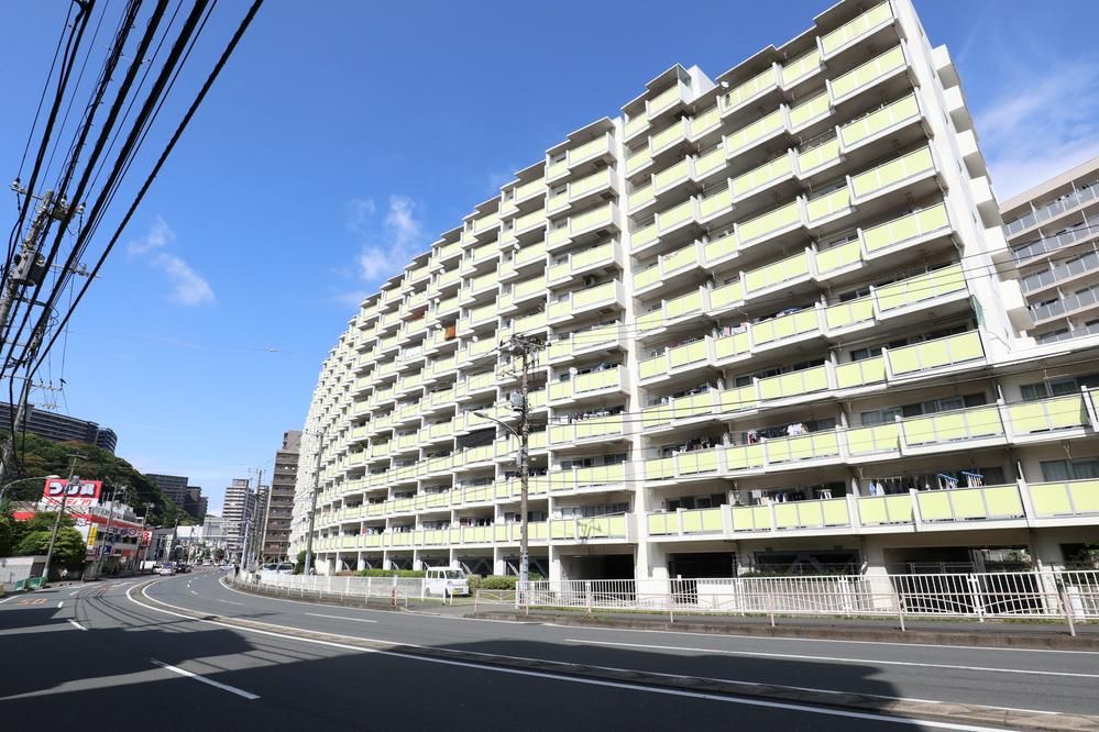 Renovated 3LDK Apartment Near Isogo Station, Yokohama - Thumbnail 2