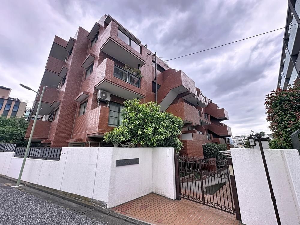 Renovated 3LDK Apartment with Private Garden in Ota, Tokyo - Thumbnail 3