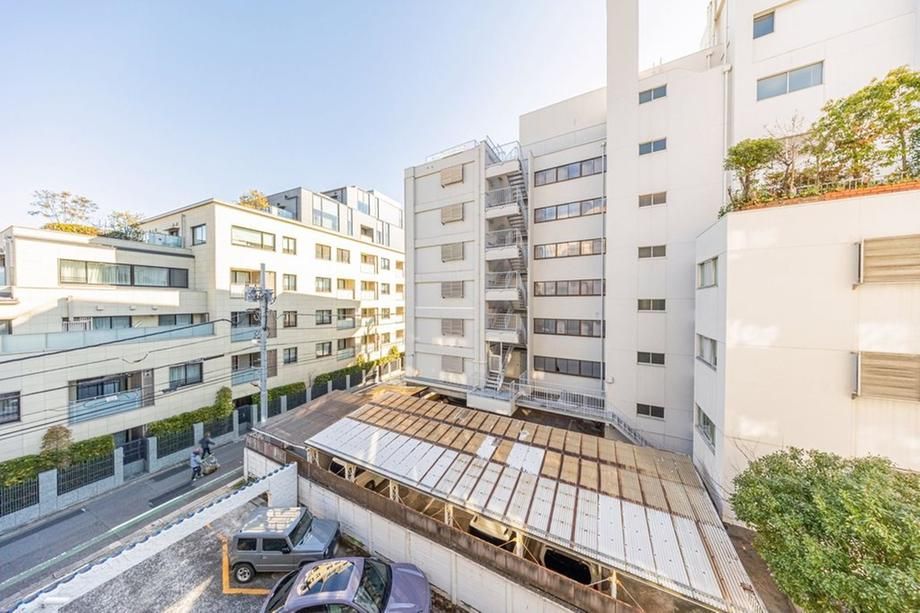 3LDK Apartment for Sale in Minami Aoyama, Minato-ku, Tokyo - Thumbnail 2
