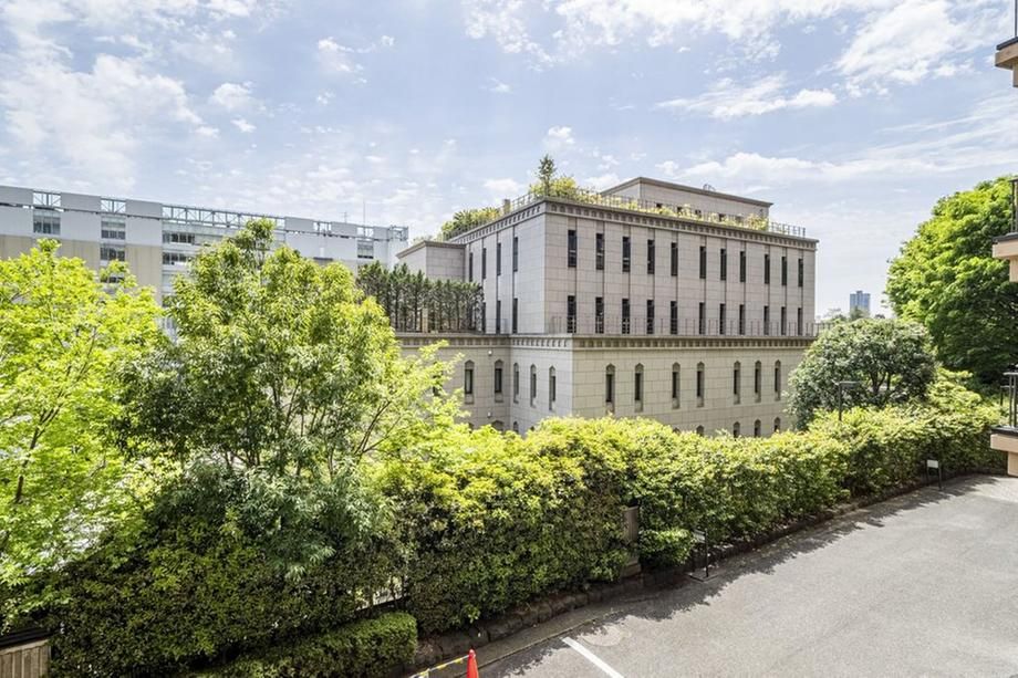 2LDK Condominium in Hiroo, Shibuya-ku, Tokyo - Thumbnail 2