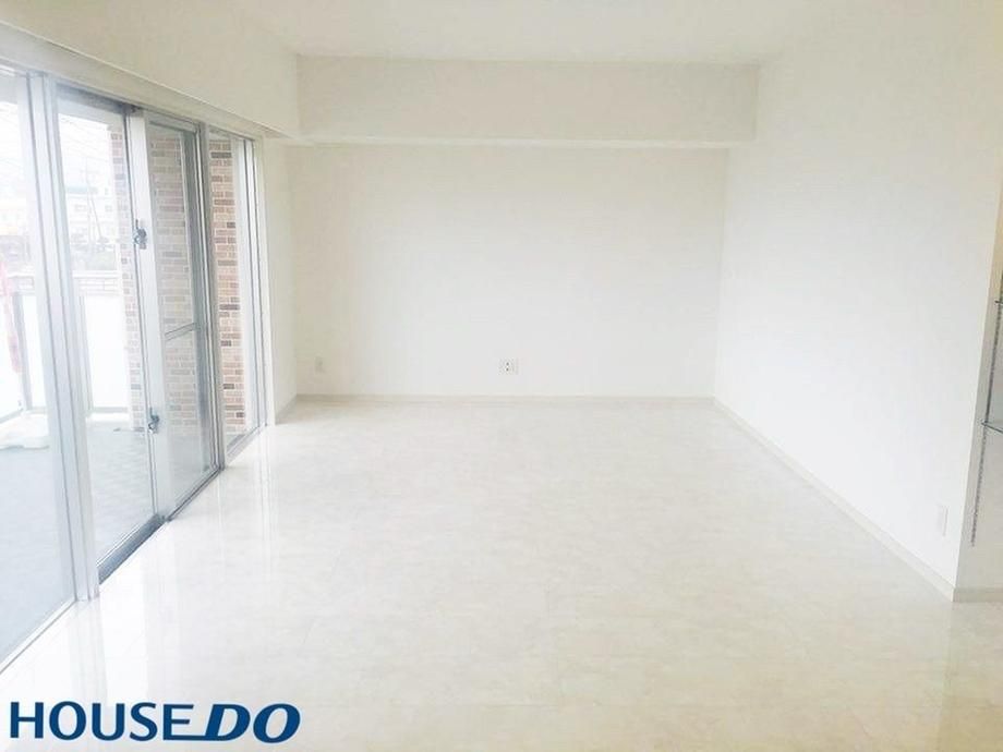 2LDK Apartment for Sale in Chatan, Okinawa - 66.47 sqm - Thumbnail 2