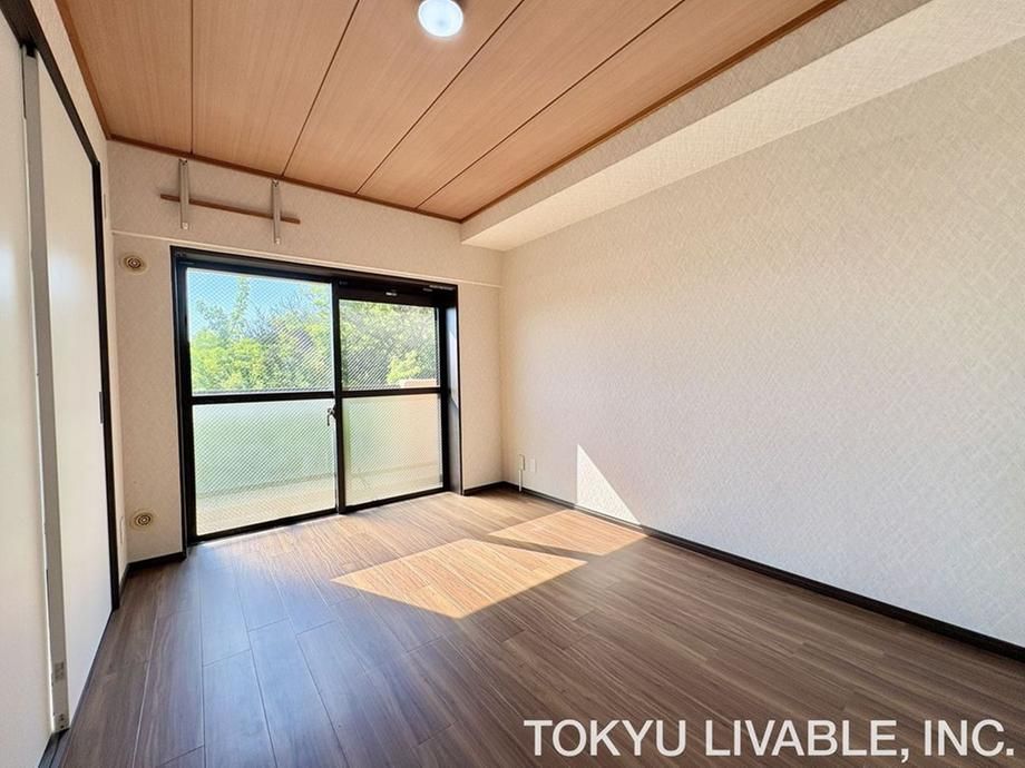 2LDK+S Apartment for Sale in Kawasaki with Large Roof Balcony - Thumbnail 4