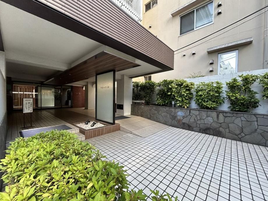 2LDK Apartment for Sale in Mita, Minato-ku, Tokyo - 54.67m2 - Thumbnail 2