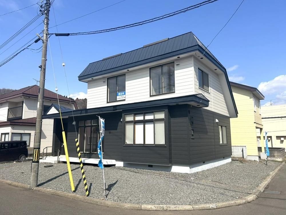 Renovated 4LDK Corner House for Sale in Muroran, Hokkaido - Thumbnail 2
