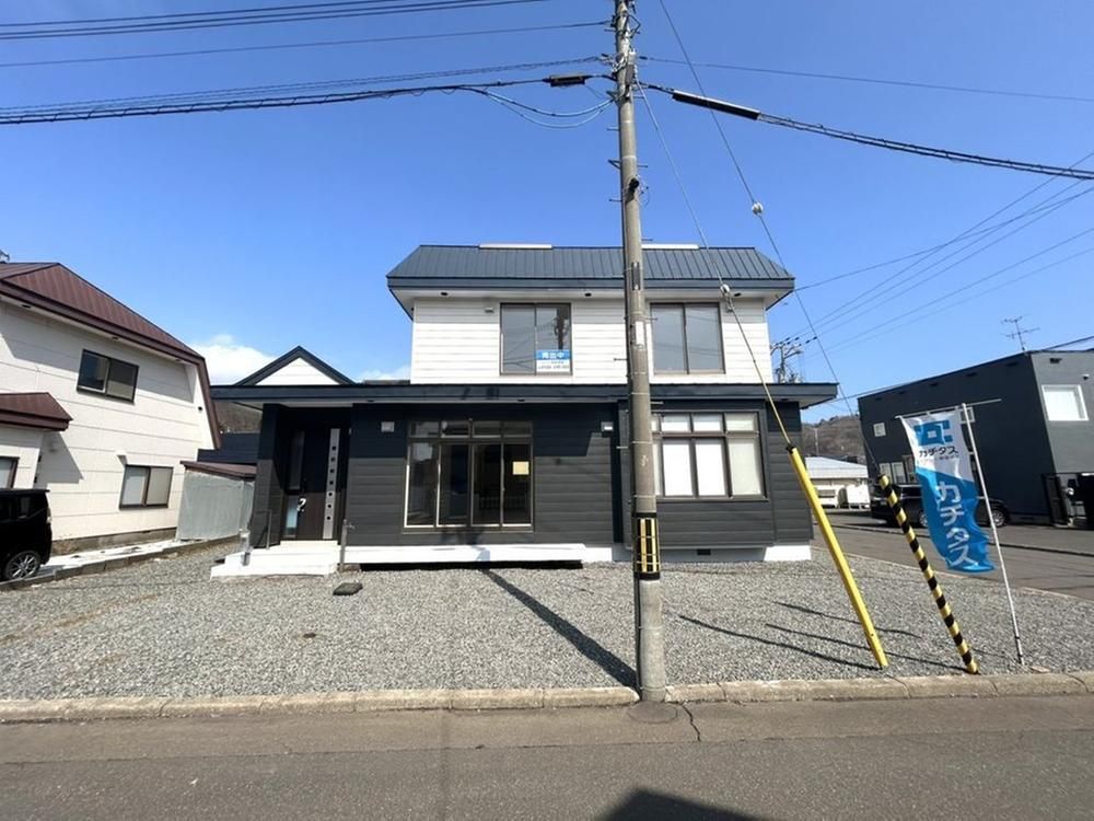 Renovated 4LDK Corner House for Sale in Muroran, Hokkaido - Thumbnail 3
