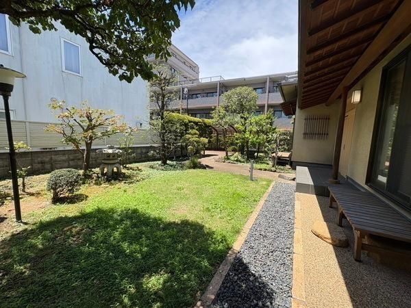 5LDK Custom-Built House in Suginami with Large Garden - Thumbnail 3
