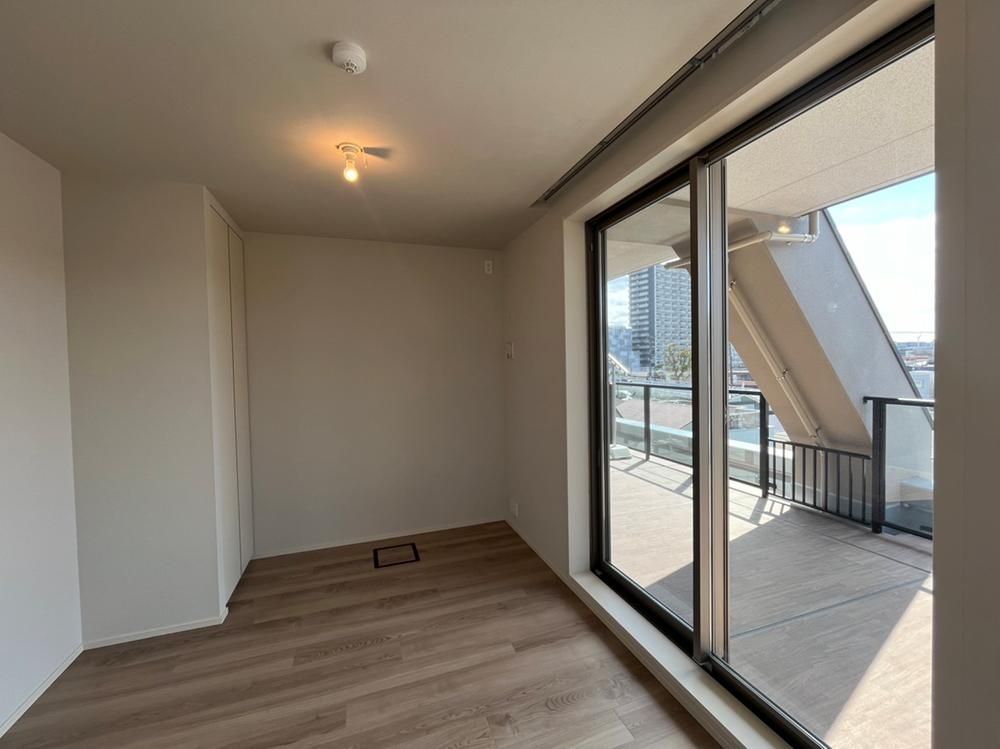 3LDK Apartment for Sale in Kawasaki, Kanagawa Near Shin-Kawasaki Station - Thumbnail 4