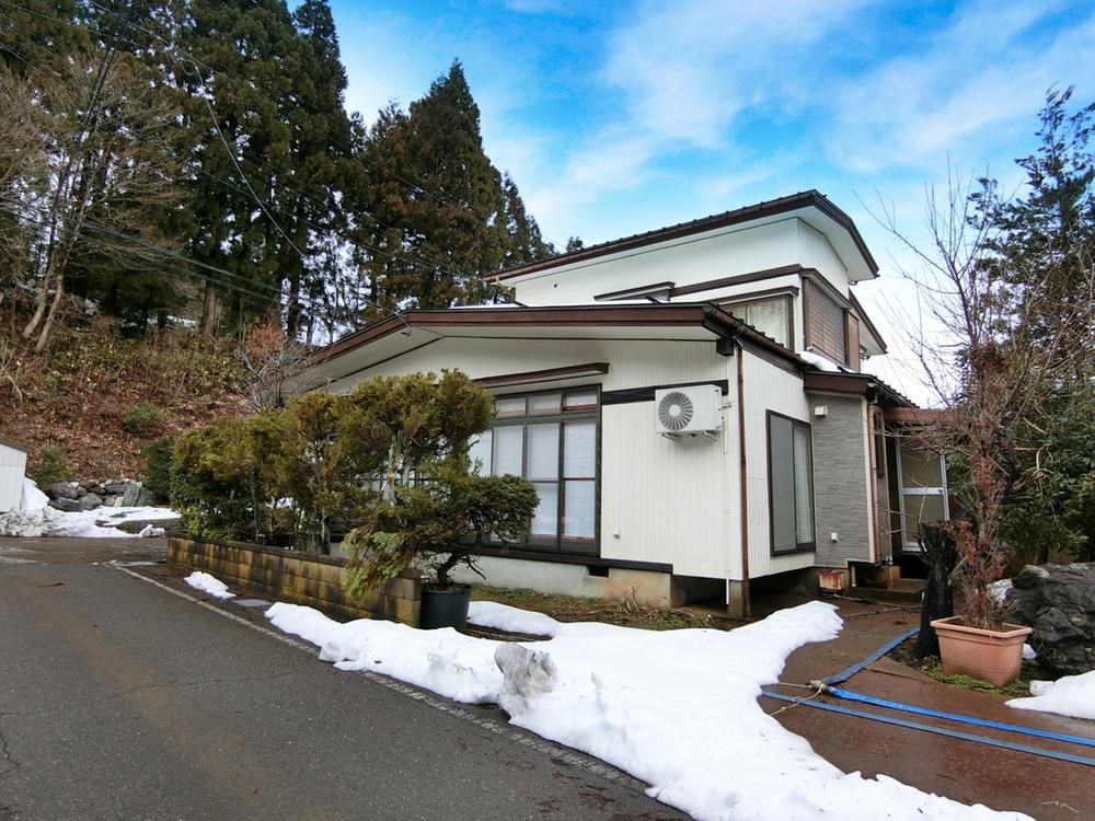 Spacious 8DK House on Large Corner Lot in Joetsu, Niigata - Thumbnail 2