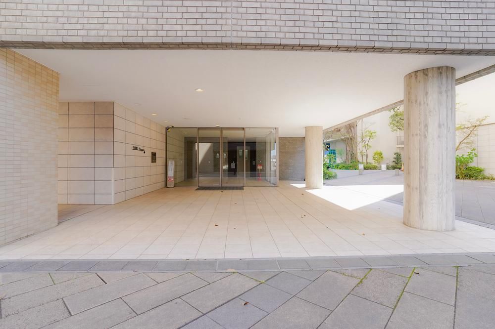 Renovated 2LDK Apartment in Yokohama's Totsuka-ku - Thumbnail 2