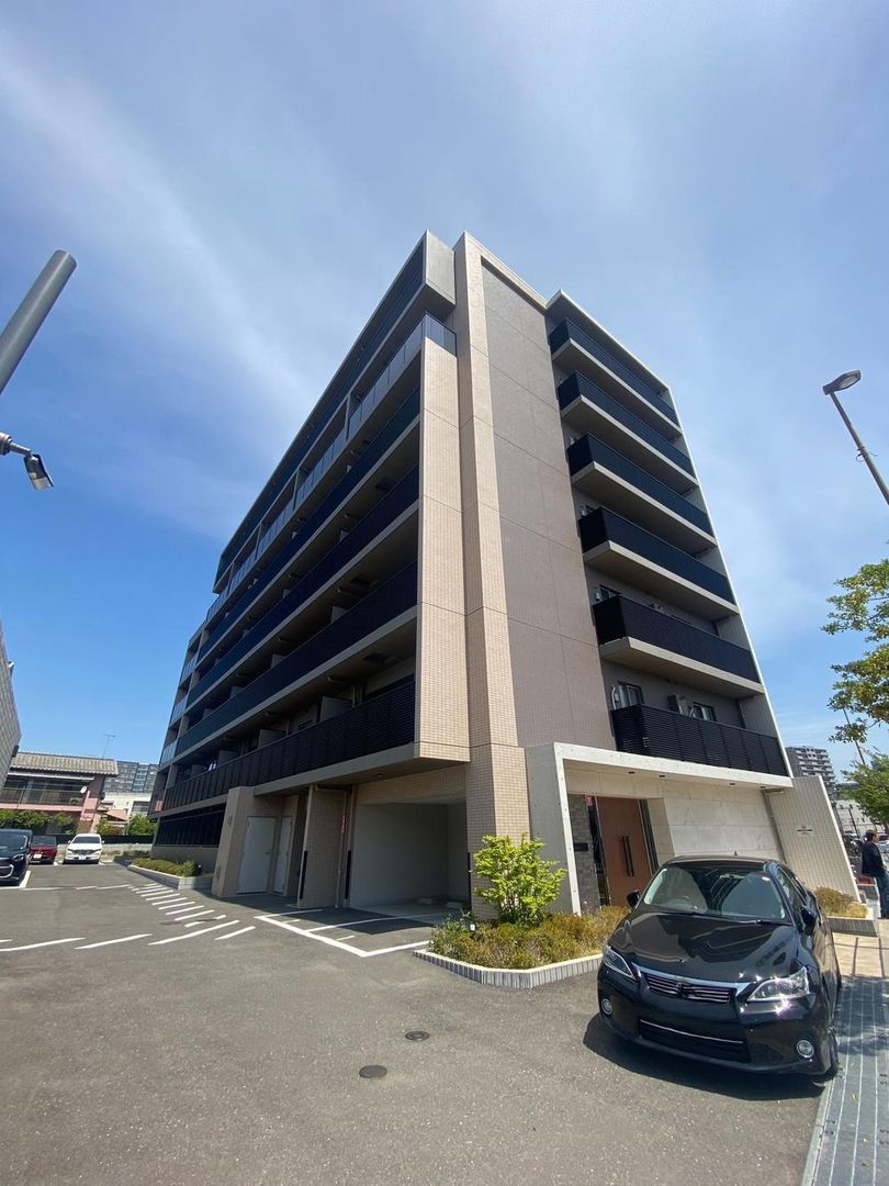 Top-Floor 1LDK+S Apartment with Mt. Fuji View in Chigasaki - Thumbnail 2