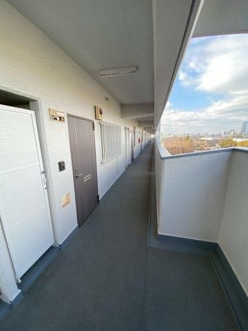 Renovated 2LDK Apartment in Kashimada, Kawasaki - 51.7m² - Thumbnail 2