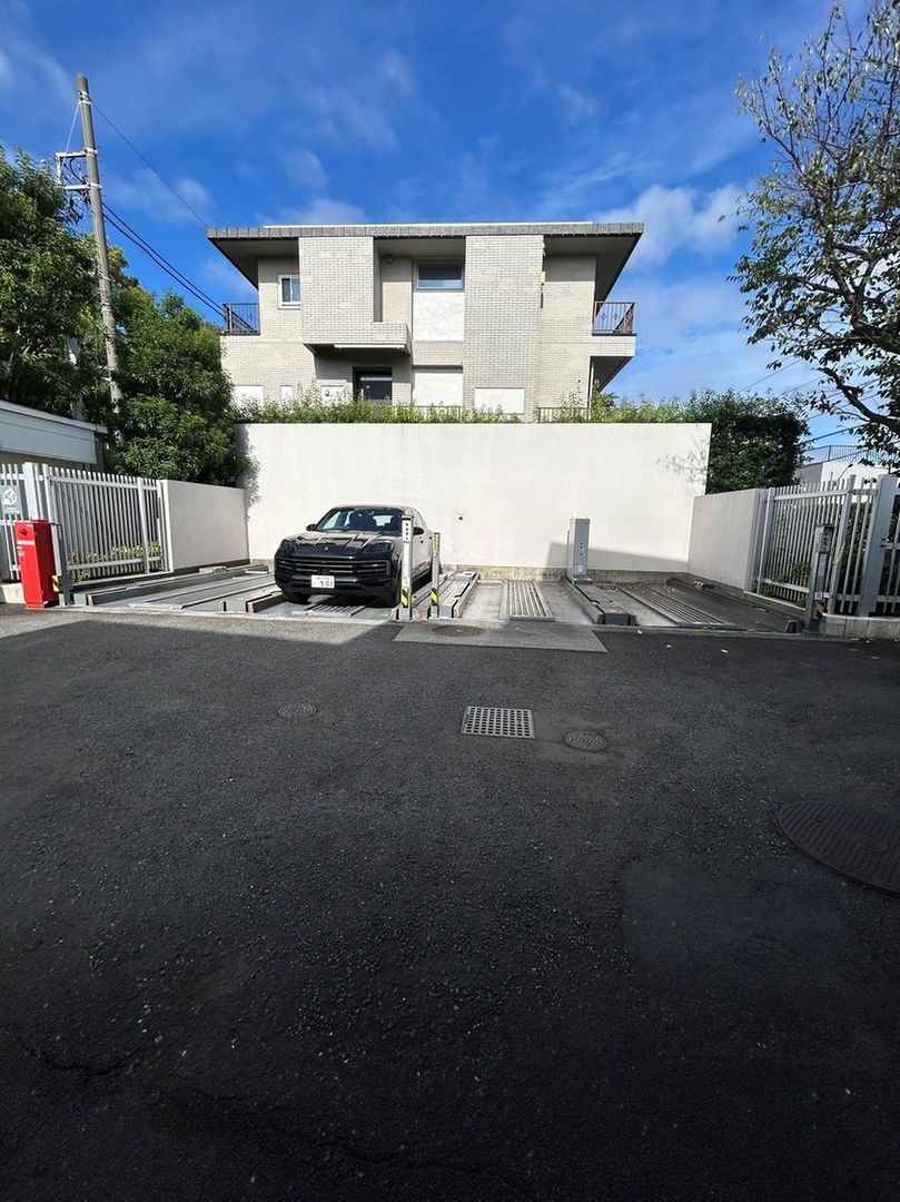 2LDK Apartment for Sale in Yamatecho, Yokohama - Thumbnail 2