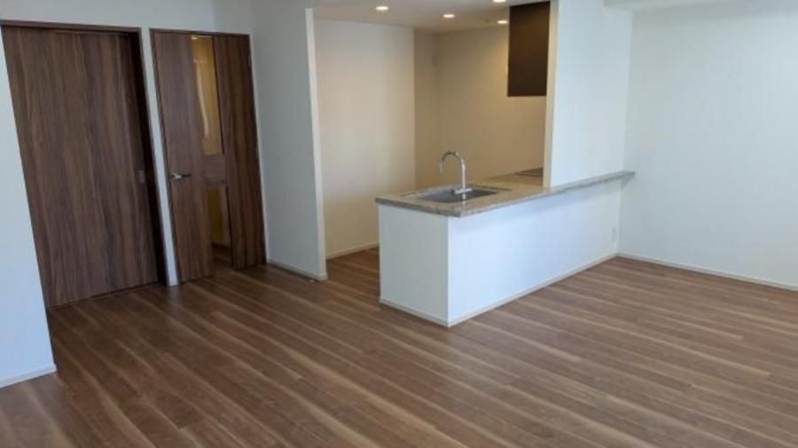 2LDK Apartment for Sale in The Park House Nishi-Shinjuku 60, Tokyo - Thumbnail 3