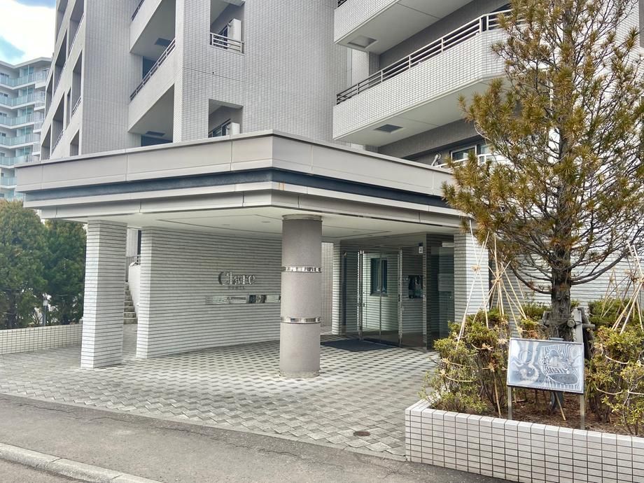 Renovated 3LDK Apartment in Chuo Ward, Sapporo – 83.94m² - Thumbnail 2