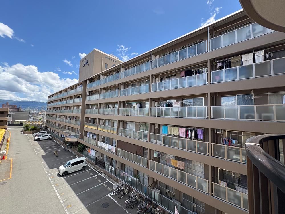 Renovated 3LDK Apartment for Sale in Higashiosaka, Osaka - Thumbnail 2