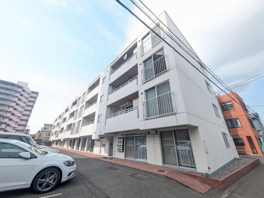 3LDK Renovated Apartment in Sapporo Nishi Ward for 12.99M Yen - Image 1
