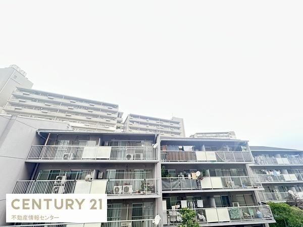 Renovated 3LDK Apartment for Sale in Konohana, Osaka - Thumbnail 2