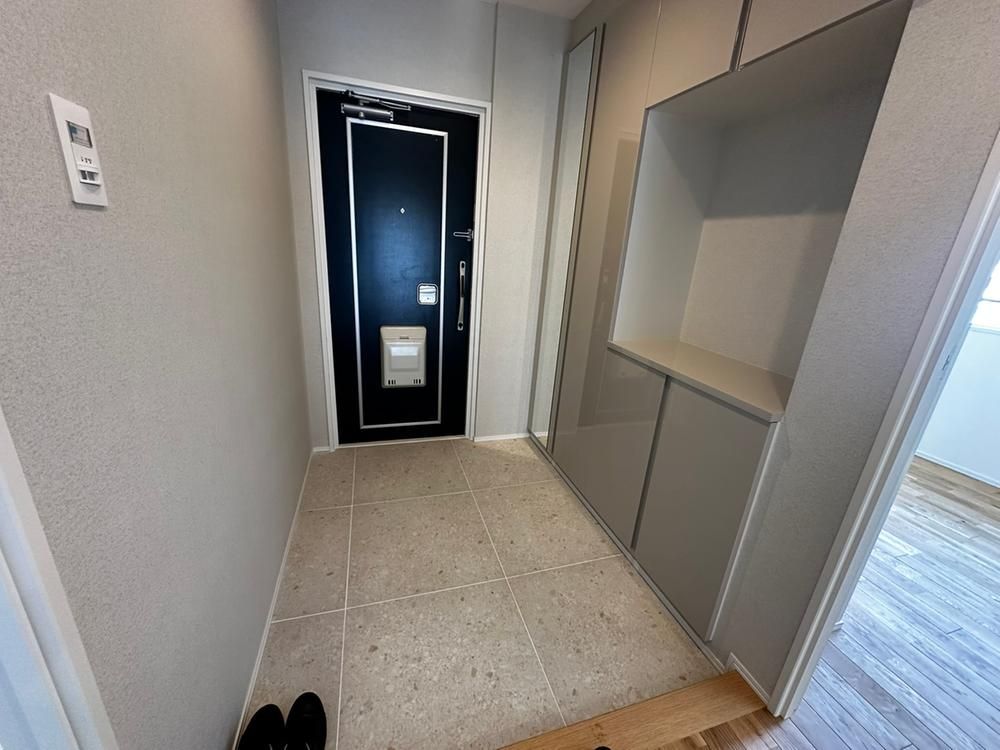Renovated 3LDK Apartment for Sale in Yokohama Nishi Ward - Thumbnail 3