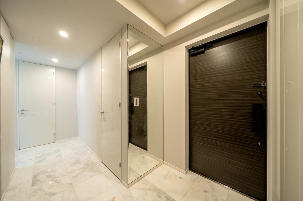 3LDK Apartment for Sale in Naka-ku, Yokohama - Image 1