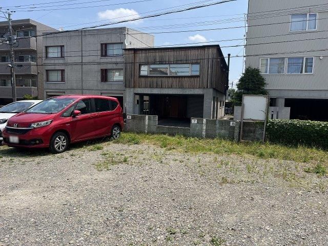 Renovated 2LDK Apartment in Sapporo's Nishi Ward for Sale - Thumbnail 2