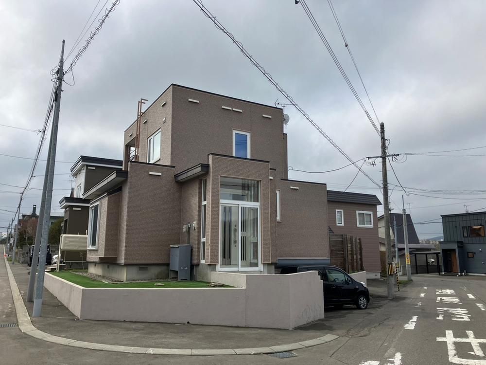 Renovated 3LDK House on Corner Lot in Kitahiroshima - Thumbnail 3