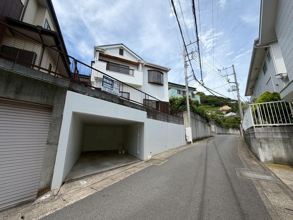 Renovated 3LDK House in Hayama with Large Living Area - Image 1