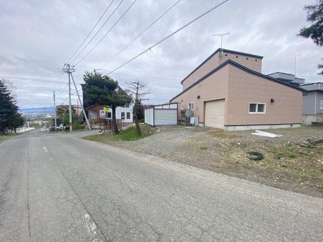 3LDK House with Mountain Views in Furano, Hokkaido - Thumbnail 2
