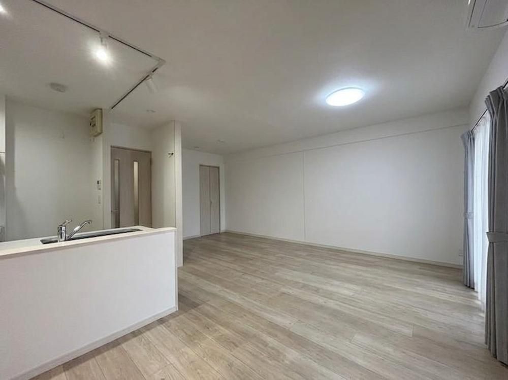 2LDK Apartment for Sale in Hirakata, Osaka - 63m2 - Thumbnail 4