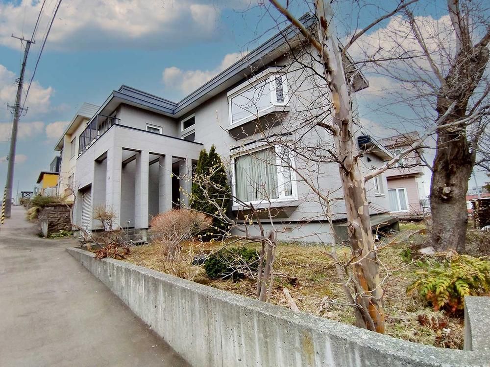 4LDK Detached House in Minami Ward, Sapporo with Garage - Thumbnail 2