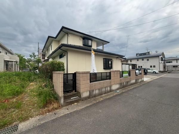 Spacious 7LDK House for Sale in Fukushima City with Solar Panels - Thumbnail 2